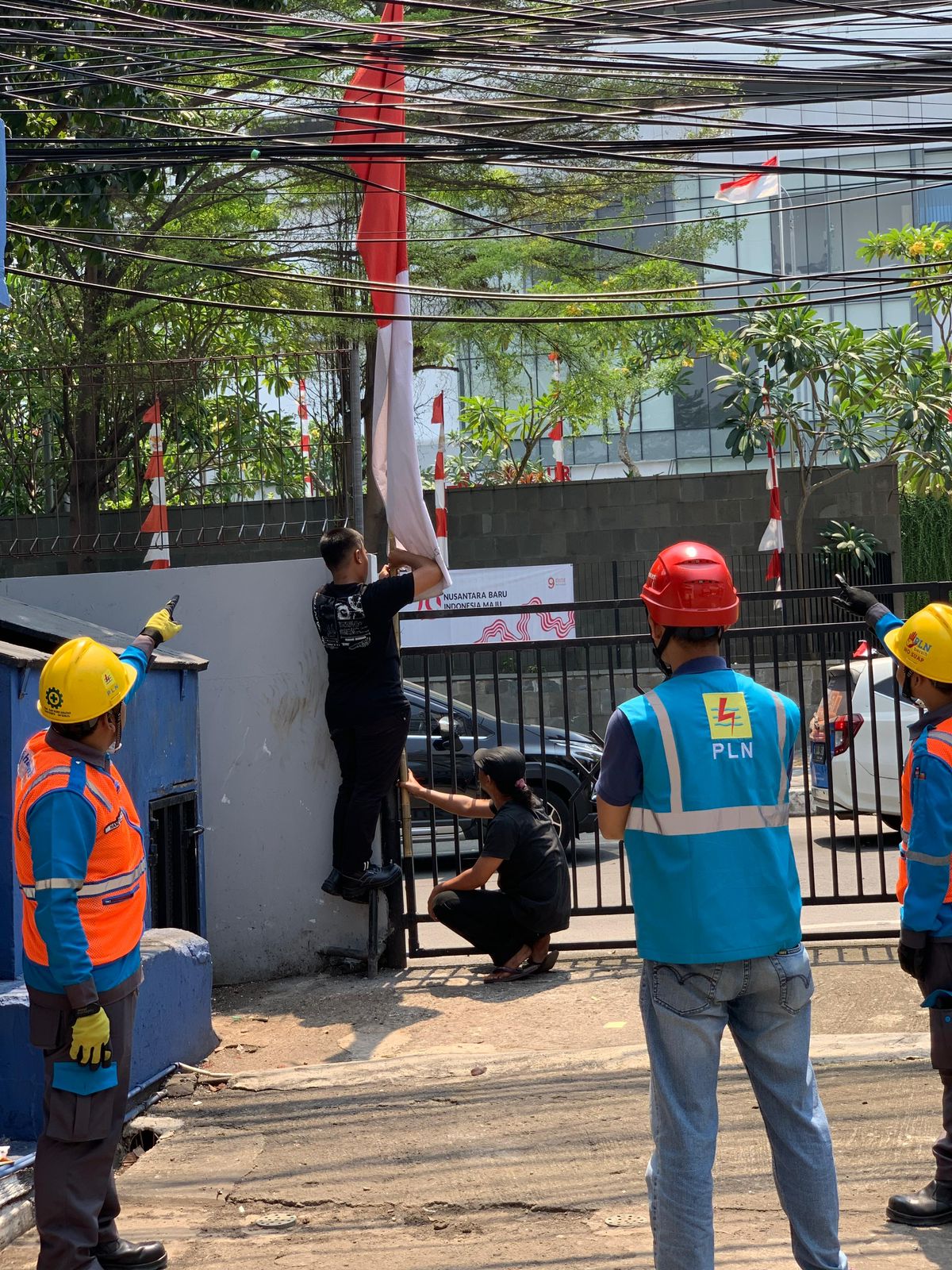 Jelang HUT RI ke-79, PLN UID Jakarta Imbau Warga Berhati-Hati Pasang Umbul-Umbul Dekat Jaringan Listrik