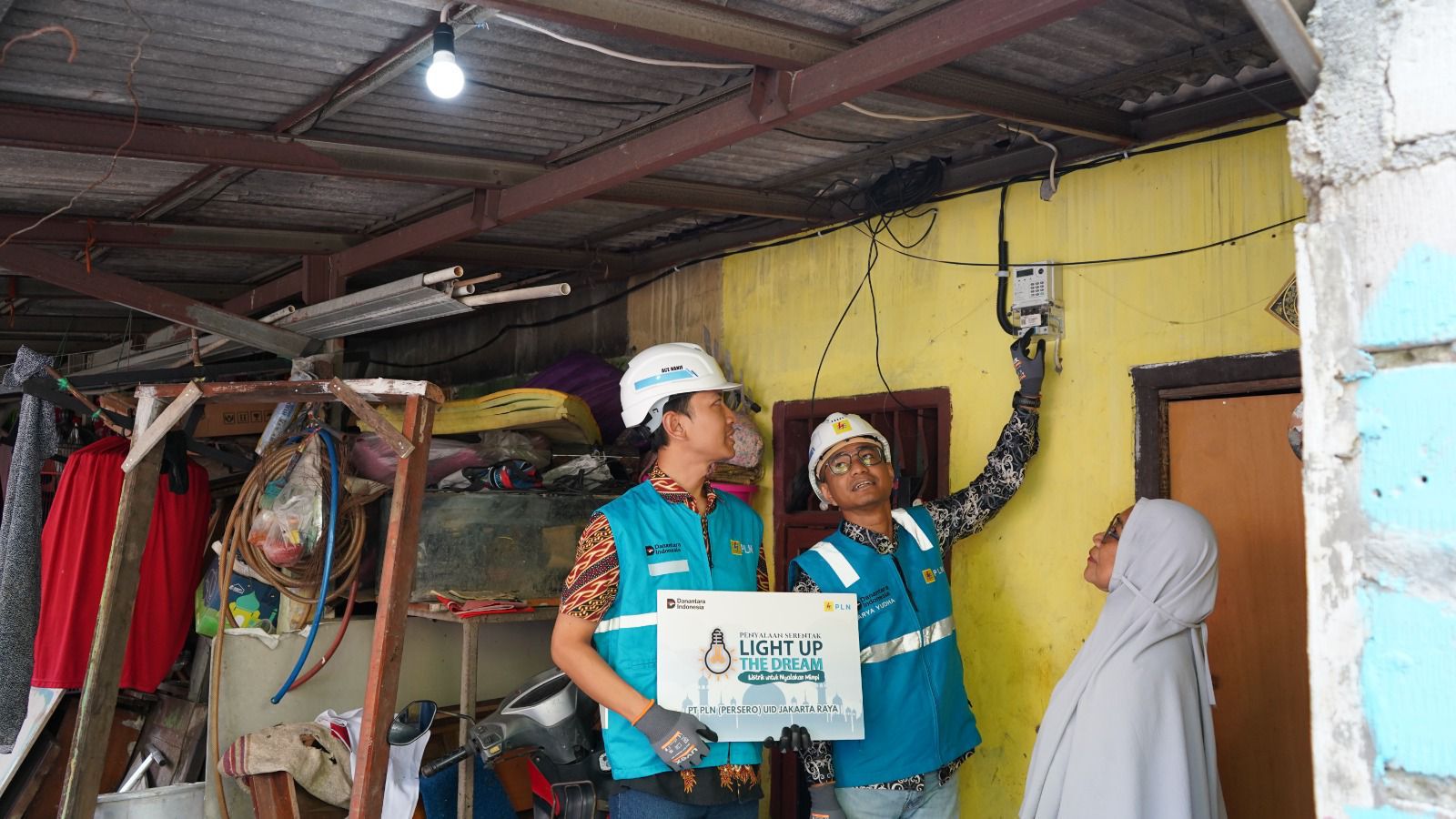 PLN Bawa Terang Baru untuk Ibu Upik di Kramat Jati Lewat Light Up The Dream