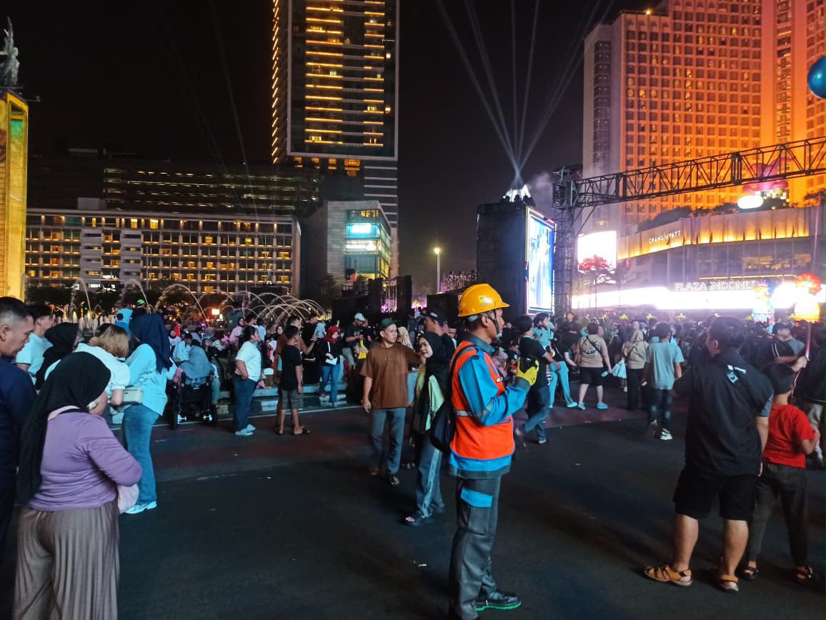 Petugas PLN UP3 Menteng bersiaga pada Pesta Rakyat di kawasan Bundaran Hotel Indonesia (HI), Jakarta Pusat, Sabtu (27/6), sebagai bagian dari pengamanan rangkaian perayaan HUT ke-499 Kota Jakarta guna memastikan keandalan sistem kelistrikan selama kegiatan berlangsung.